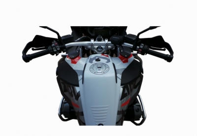 Let versie op foto is zwart/grijs /rood